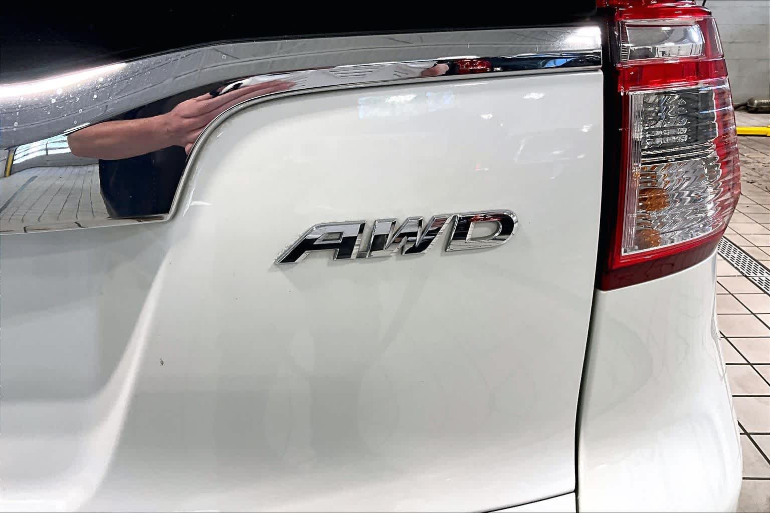 Used 2016 Alabaster Silver Metallic Honda Touring image 10