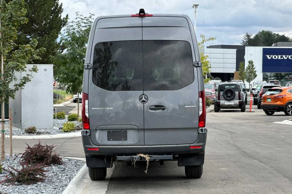 Used 2024  Mercedes-Benz Cargo 170 WB image 4