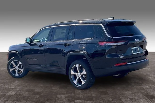 New 2026 Diamond Black Crystal Pearl-Coat Exterior Paint Jeep Limited image 3