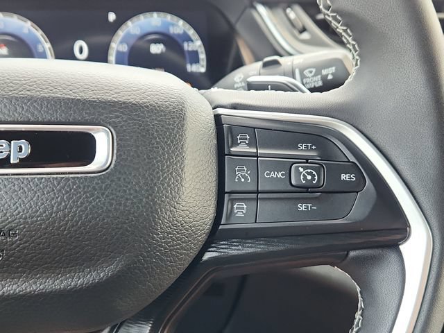 Used 2025  Jeep Laredo image 36