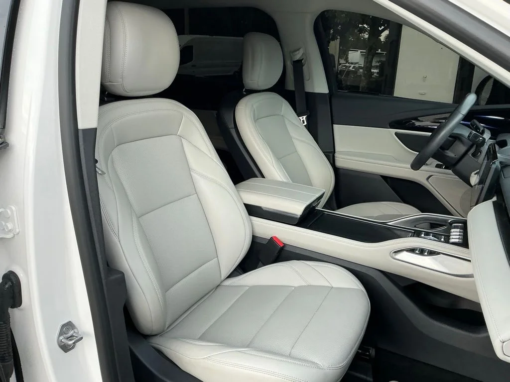 Used 2026 White Lincoln Premiere image 21