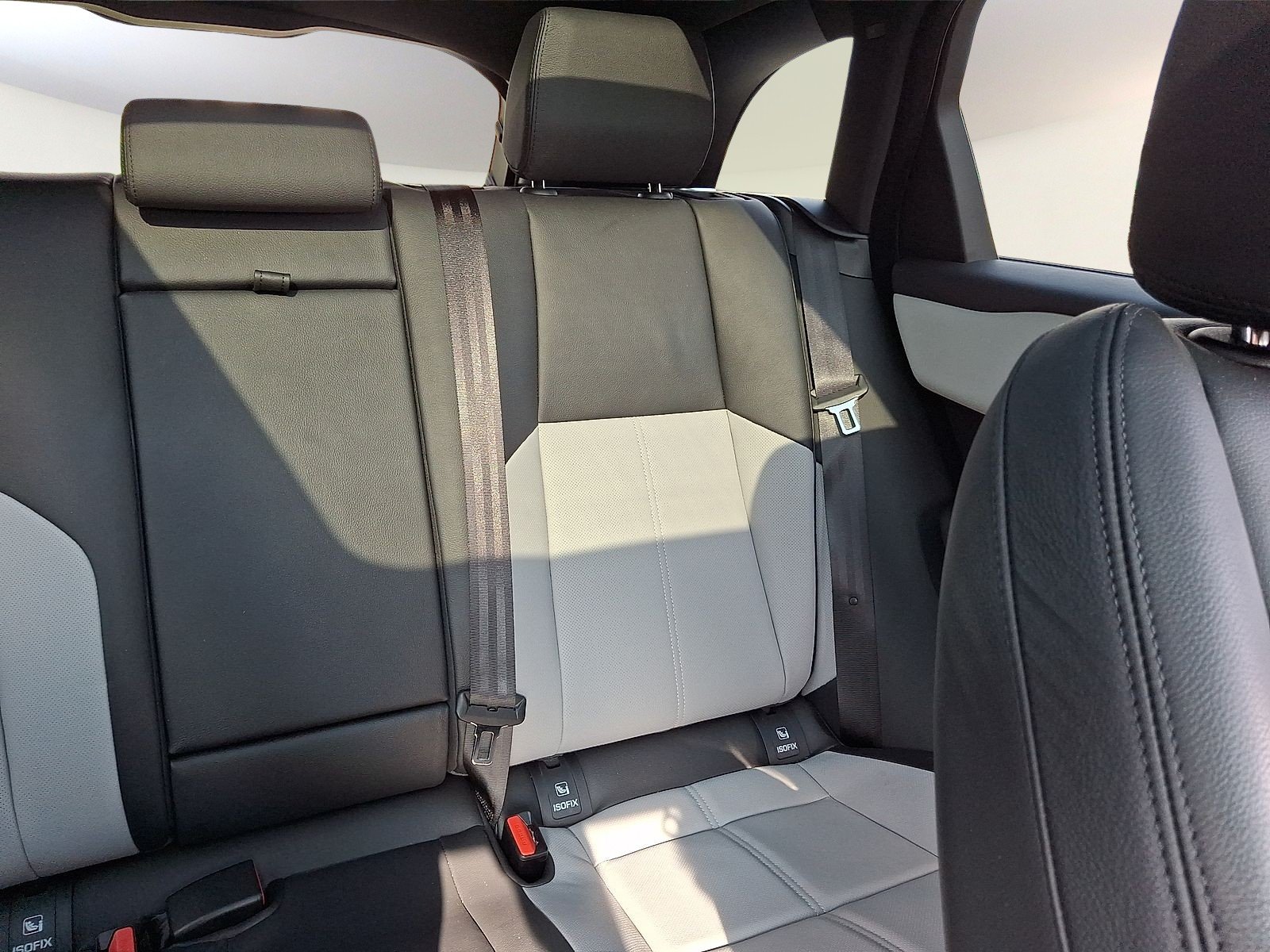 Certified Used 2026 Carpathian Grey Premium Metallic - 1AU Land Rover P400 Dynamic SE image 7