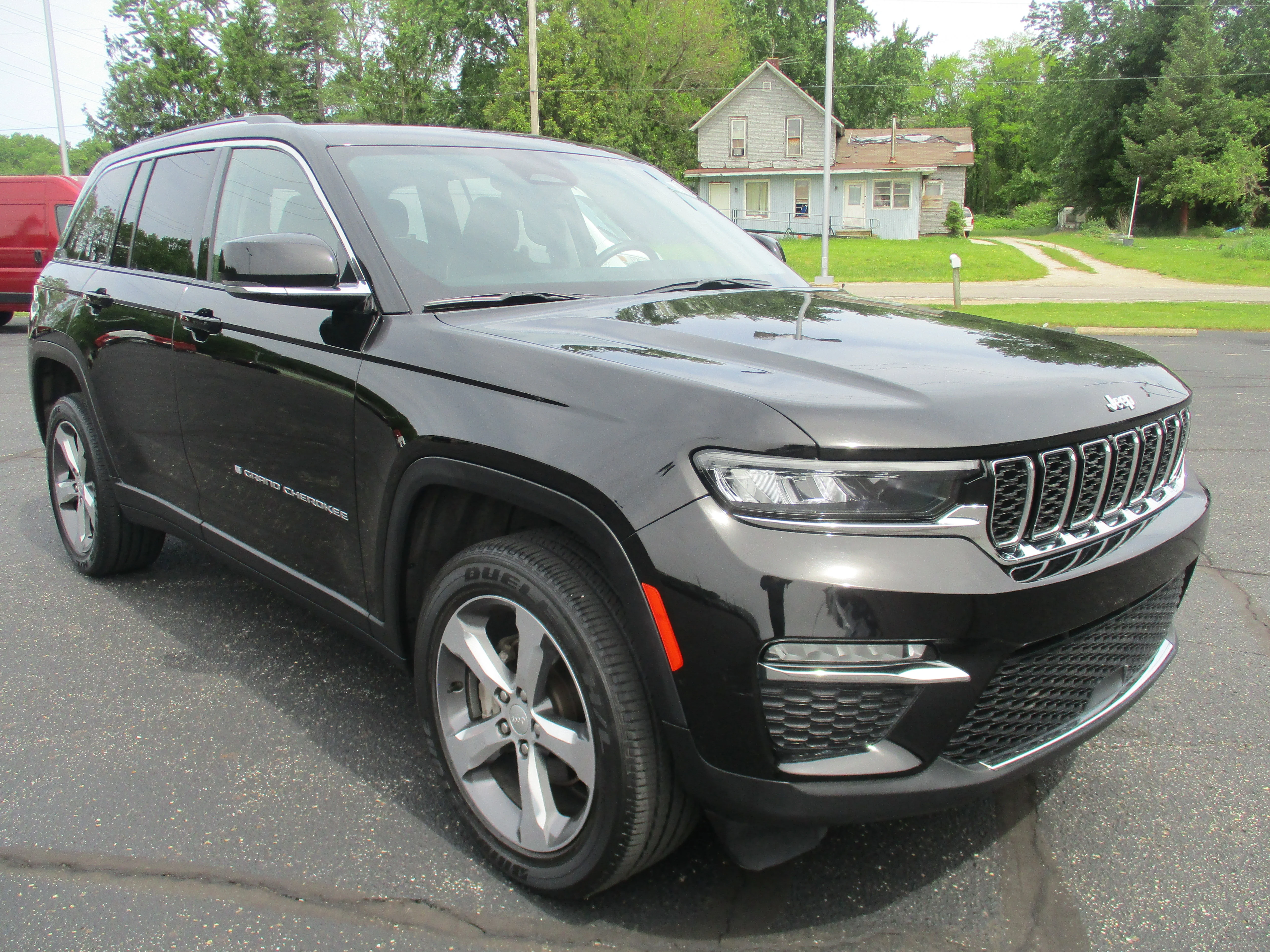Certified Used 2022 Diamond Black Crystal Pearlcoat Jeep Limited image 3