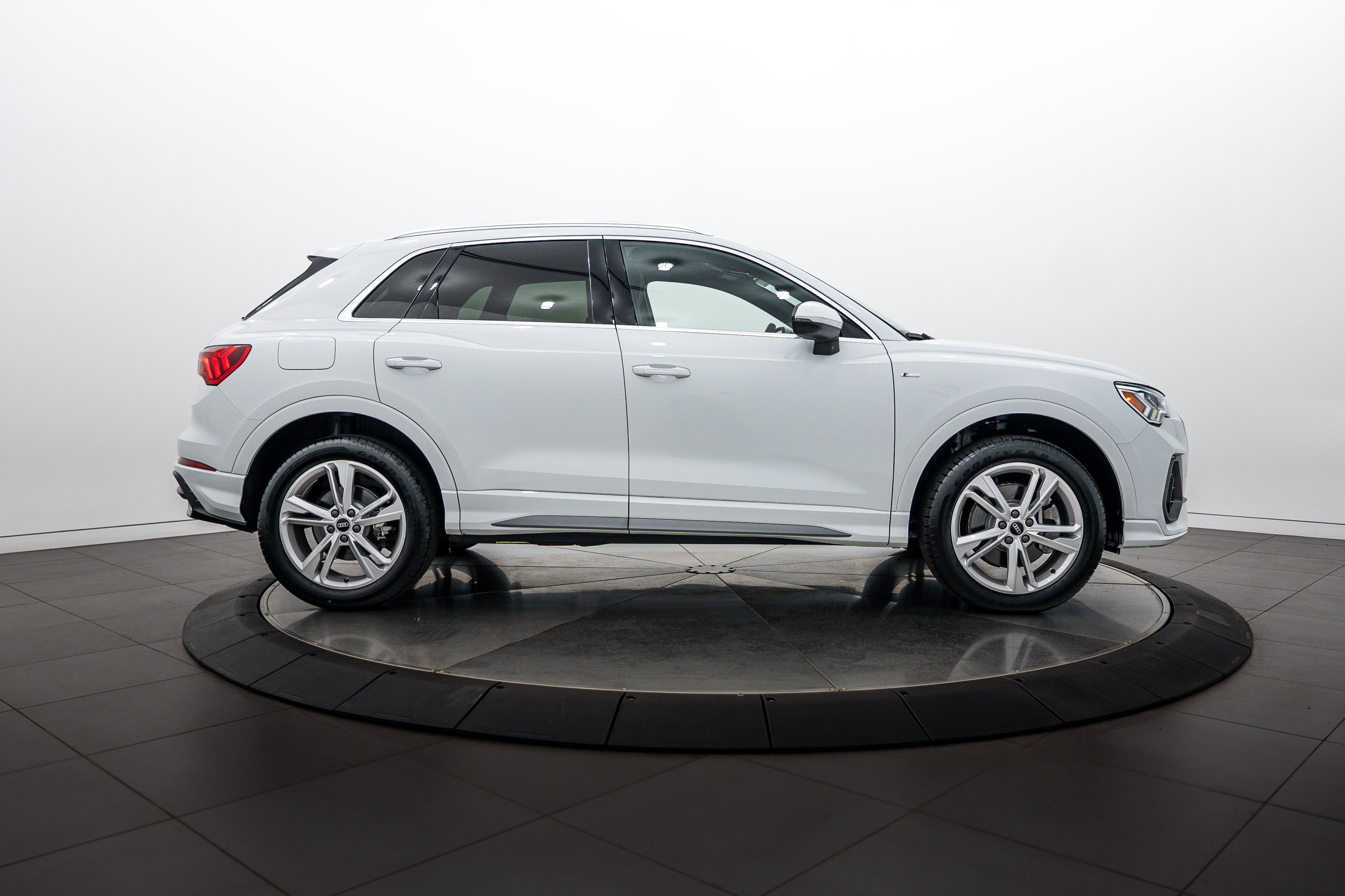 Certified Used 2023 Ibis White Audi S line Premium image 3