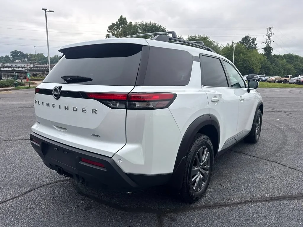 Used 2025 Everest White Nissan SV image 7