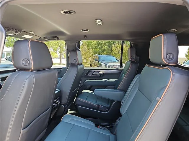 Used 2025 Summit White GMC AT4 4x4 image 9