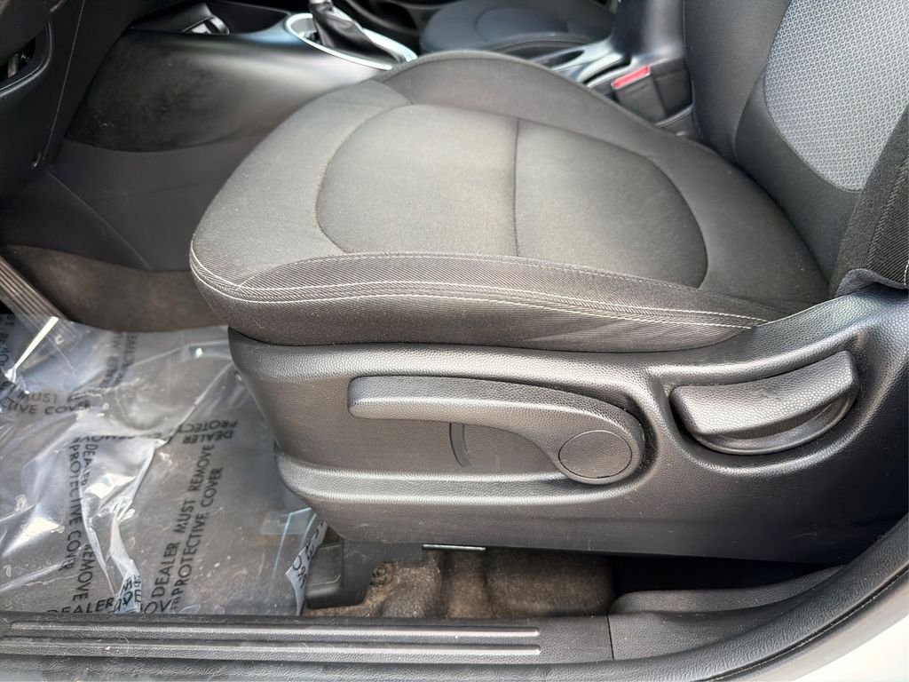 Used 2019 Clear White Kia + image 19