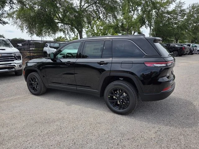 New 2026 Diamond Black Crystal Pearl-Coat Exterior Paint Jeep Altitude image 9
