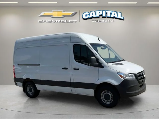 Used 2025  Mercedes-Benz Cargo 144 WB image 9