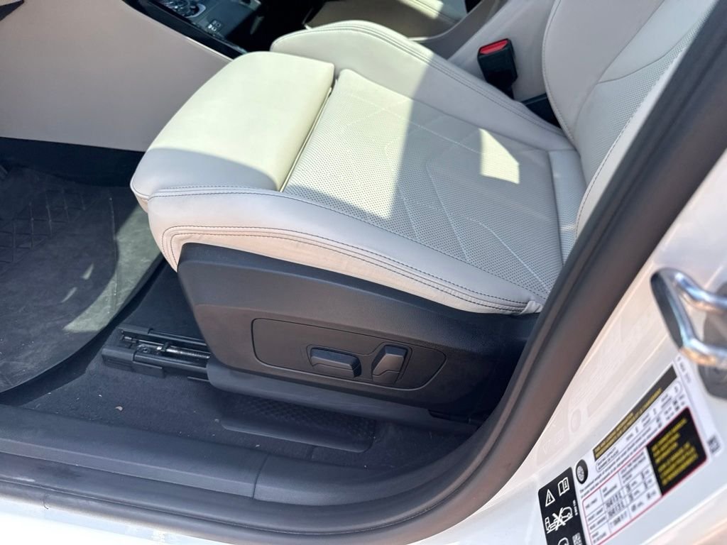 Used 2024 White BMW xDrive28i image 13