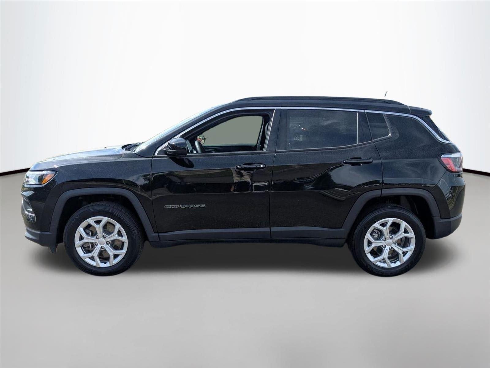 Used 2024 Diamond Black Crystal Pearlcoat Jeep Latitude image 9