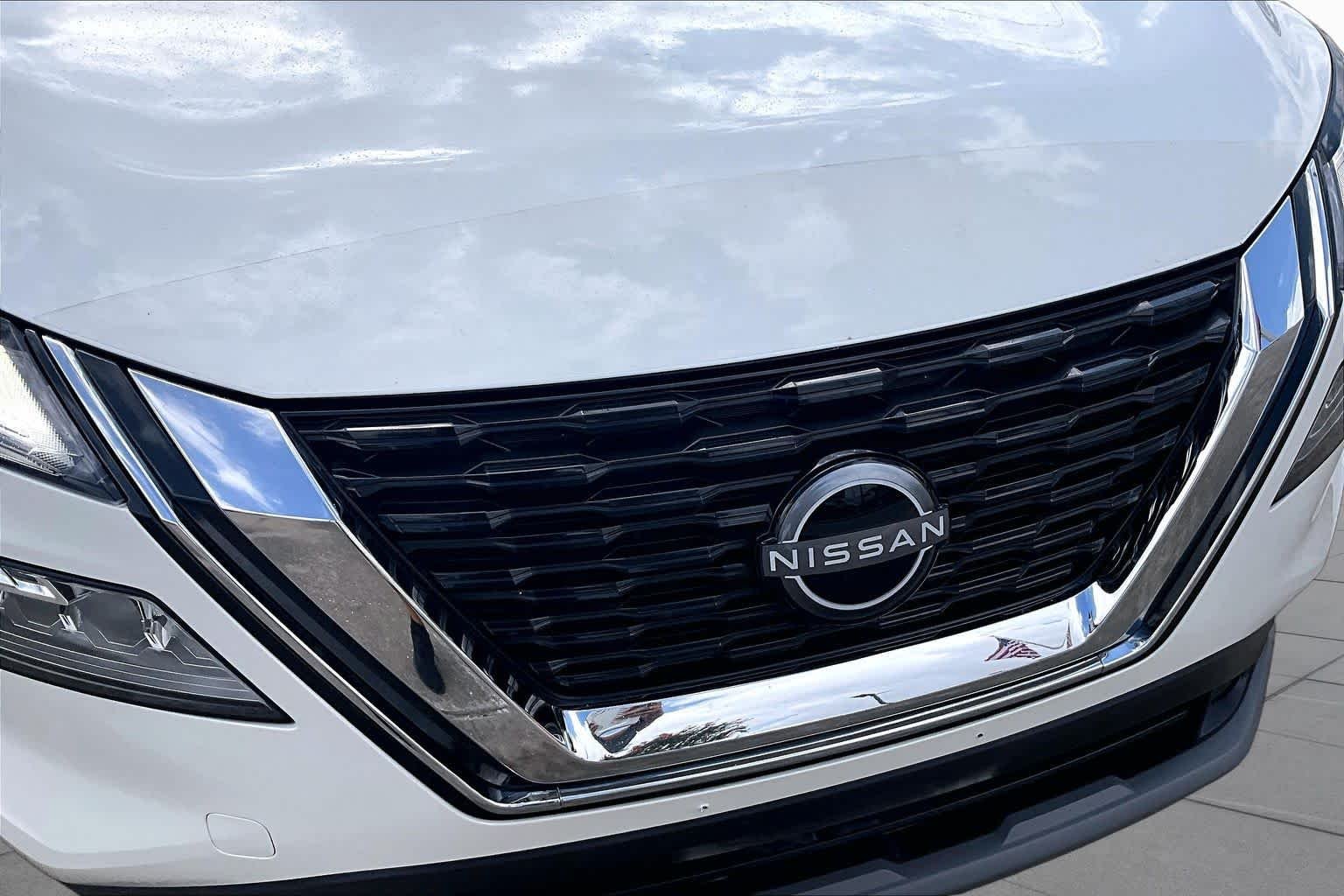 Used 2023 Pearl White Tricoat Nissan SV image 28