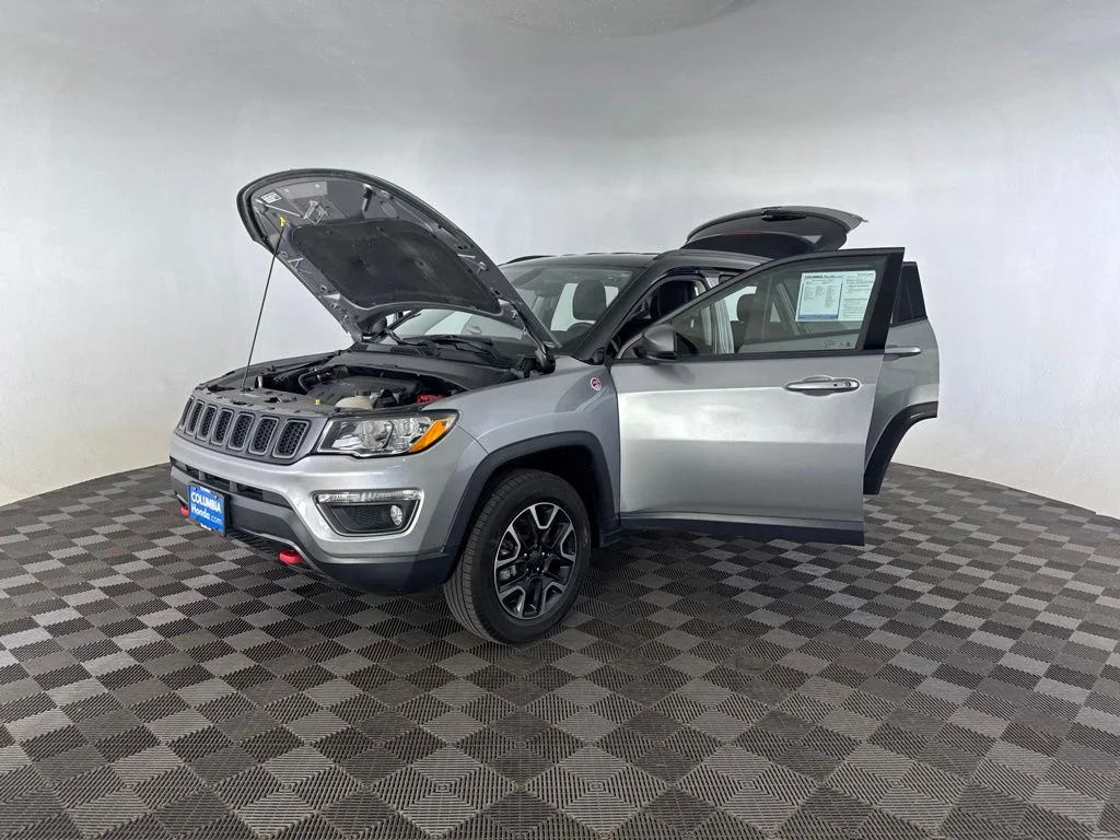 Used 2019 Silver Jeep Trailhawk image 11