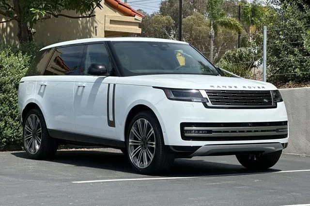 New 2026 Fuji White Land Rover SE image 7