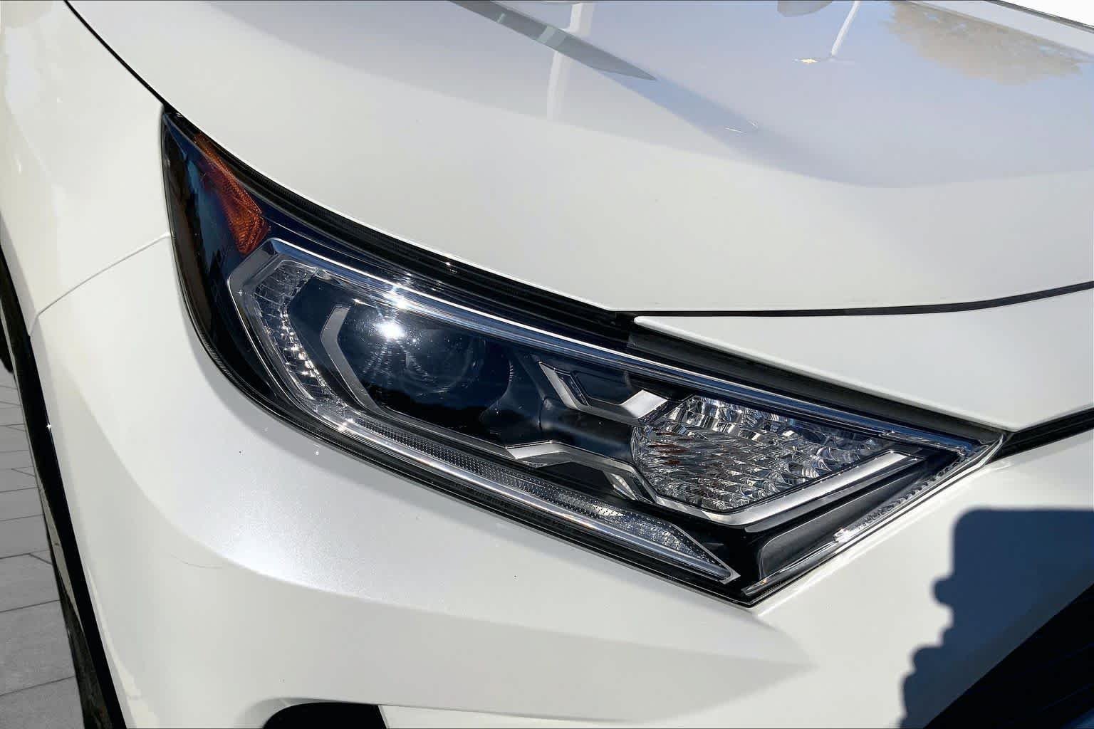 Certified Used 2020 Blizzard Pearl w/Midnight Black Roof Toyota Hybrid XSE image 27
