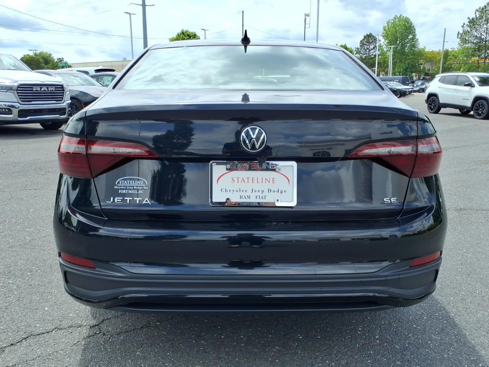 Used 2024  Volkswagen SE image 15