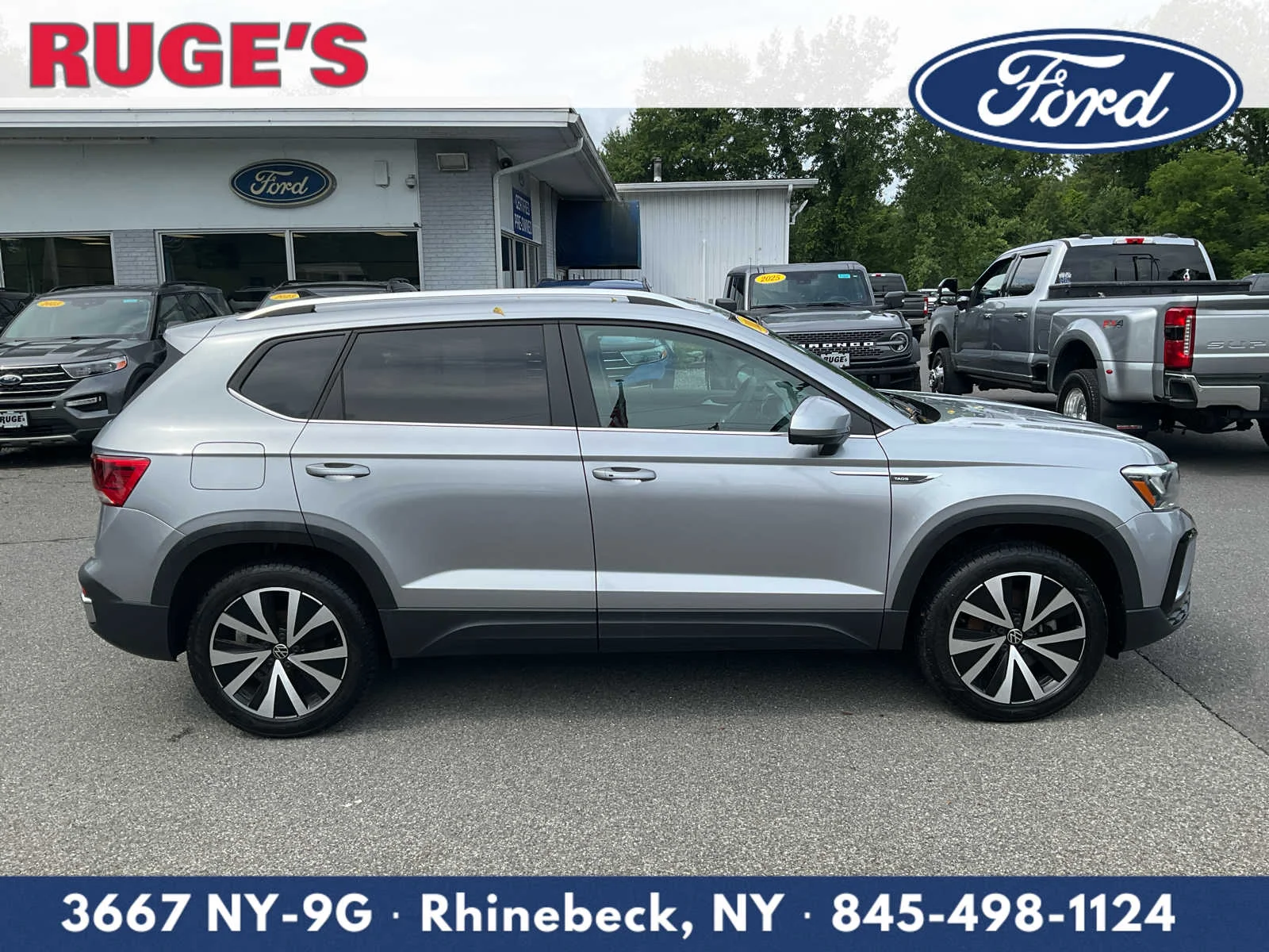 Used 2022 Pyrite Silver Metallic Volkswagen SE image 2