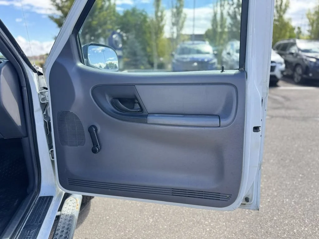 Used 2001 White Ford  image 38