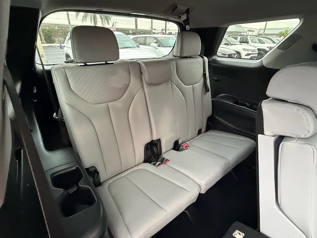 Used 2024 Black Hyundai SEL 8P image 17