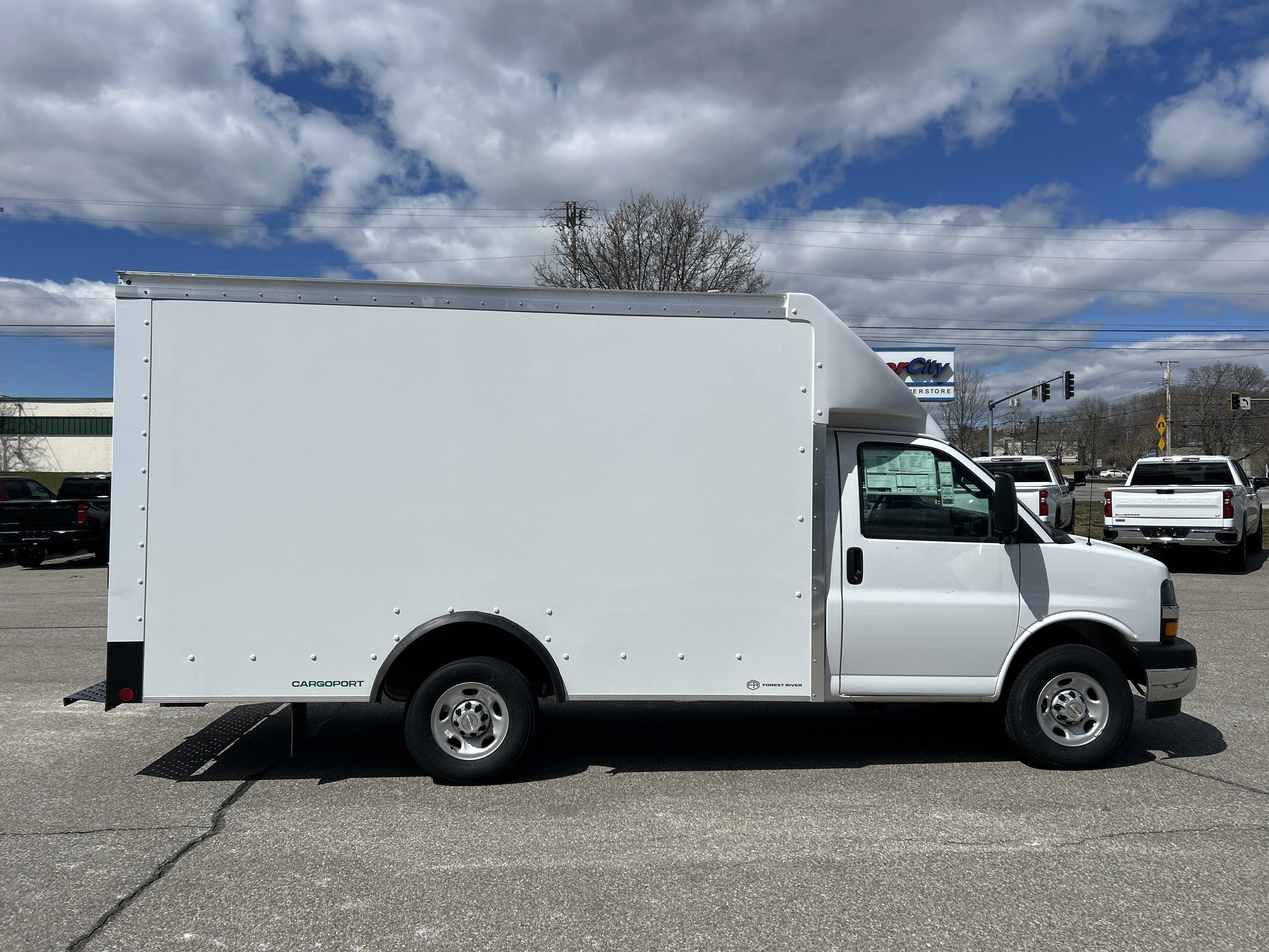 New 2026 Summit White Chevrolet 1WT image 7
