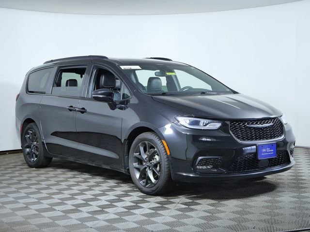2025 Chrysler Pacifica Limited's photo