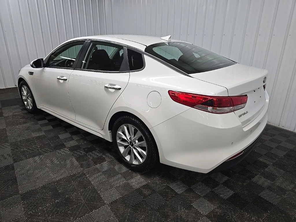 Used 2018 White Kia LX image 9