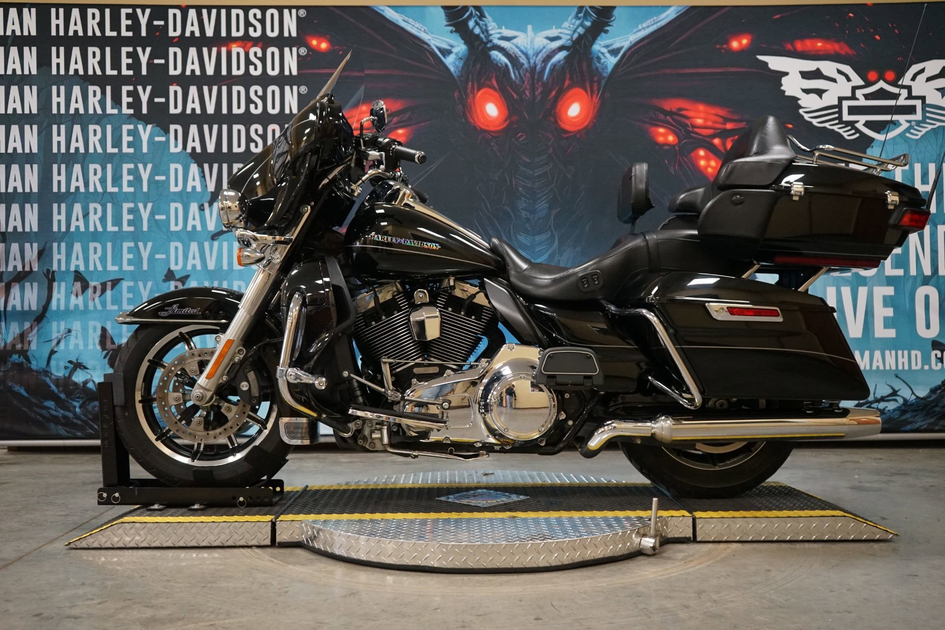 Used 2016 Vivid Black Harley-Davidson  image 5