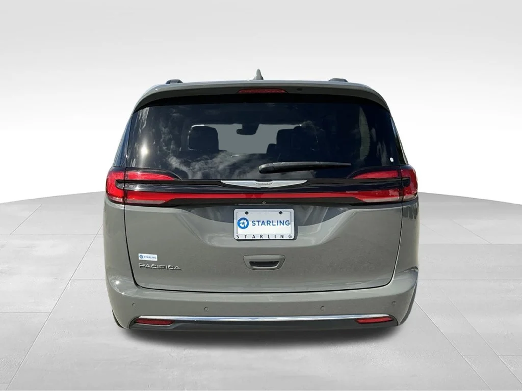 Used 2022 White Chrysler Touring L image 4