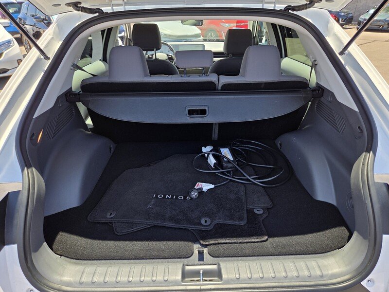 Used 2023 White HYUNDAI SE RWD image 14