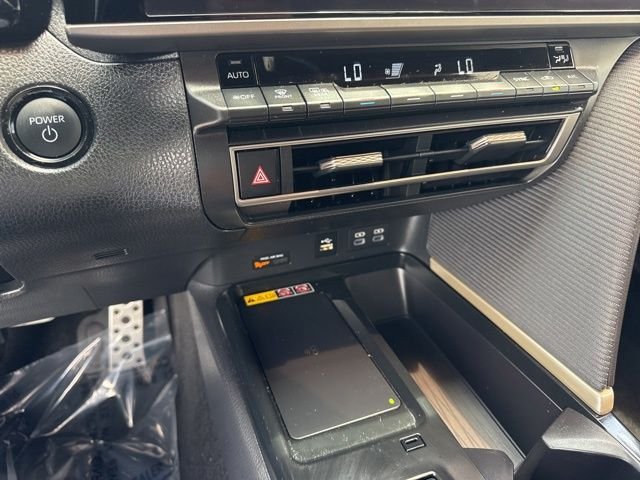 Used 2025  Toyota SE image 6