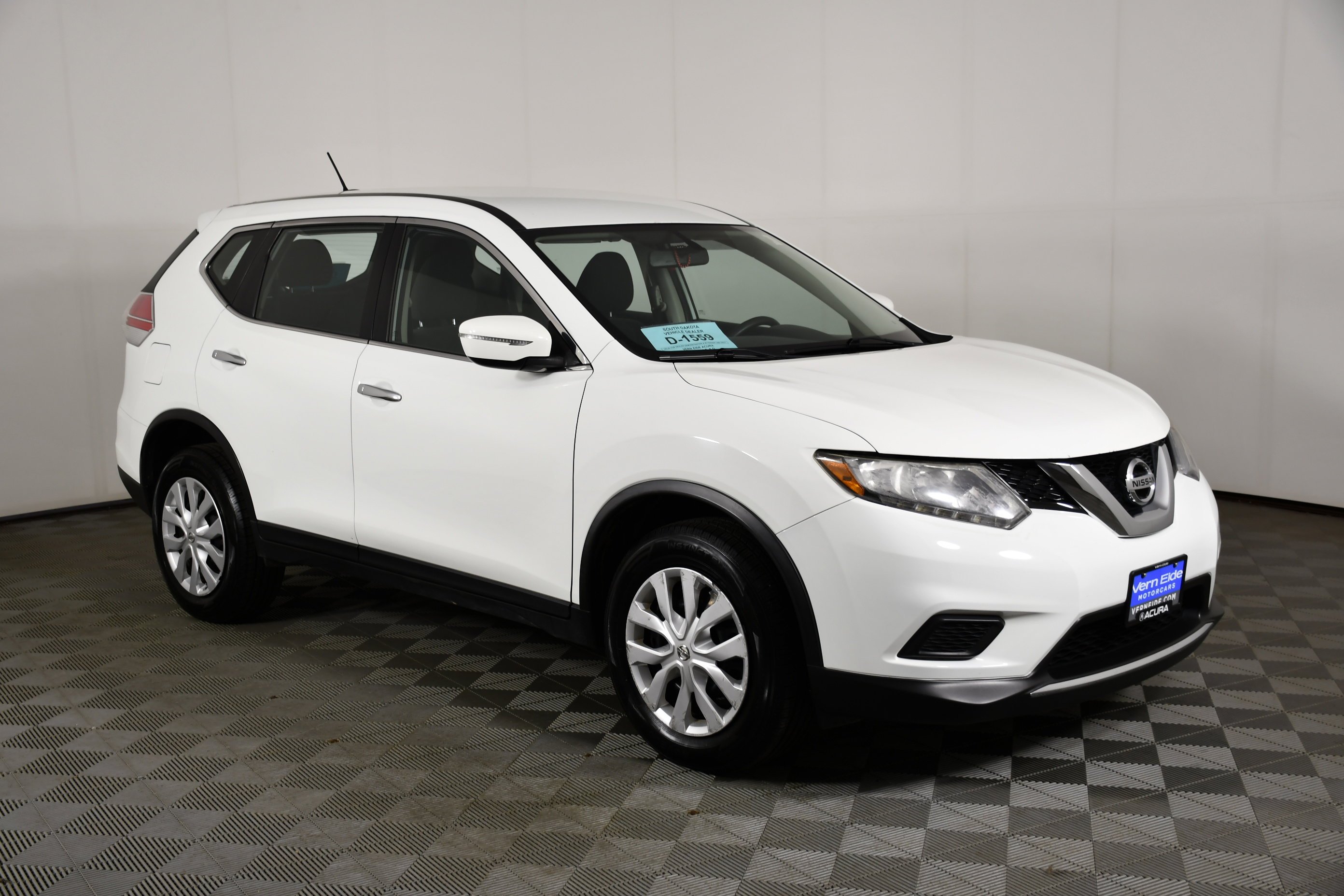 Used 2015 Glacier White Nissan S image 4