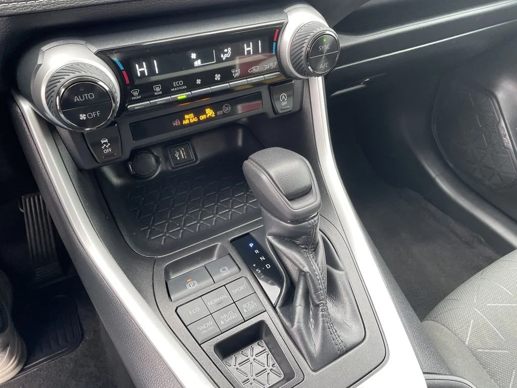 2023 Toyota RAV4 XLE - Photo 14