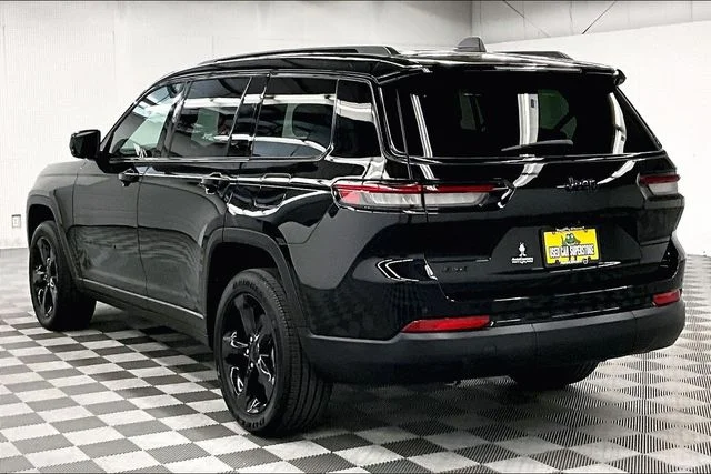 Used 2025 Diamond Black Crystal Pearlcoat Jeep Altitude image 2
