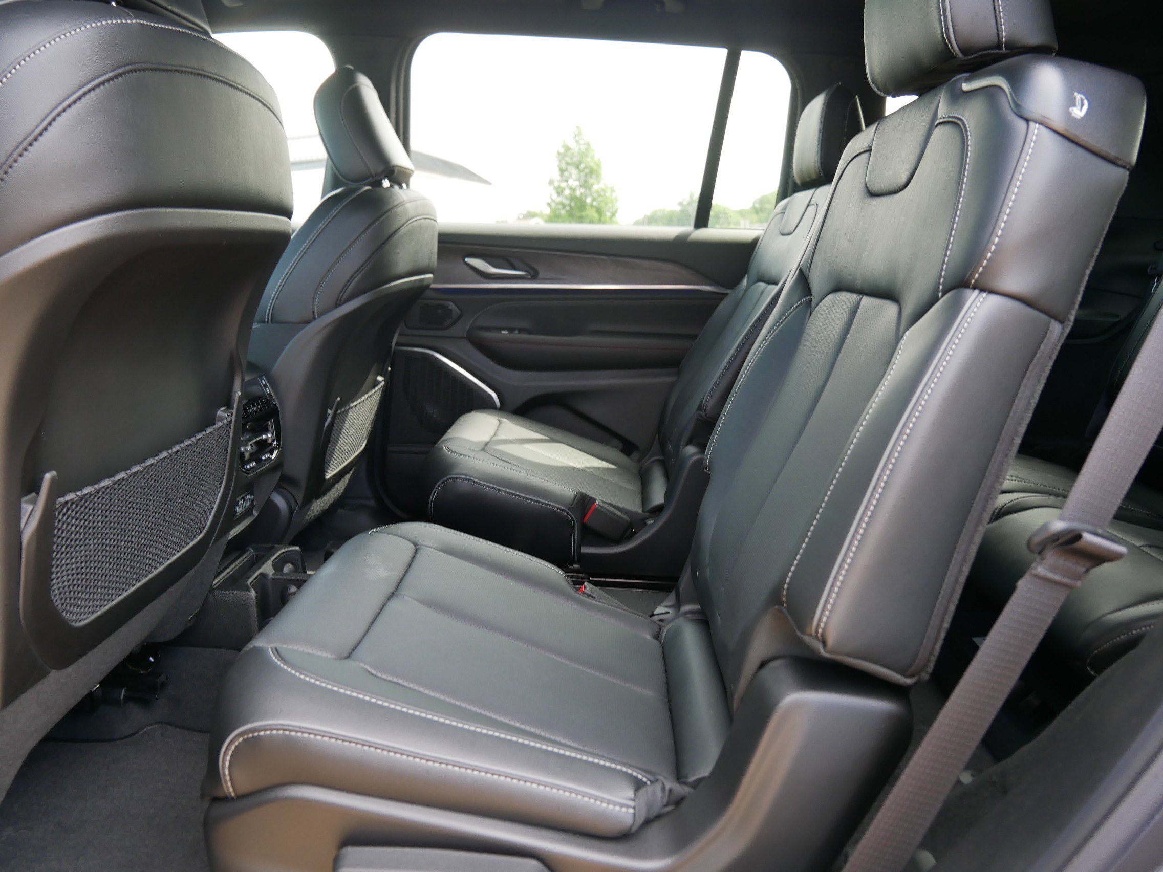 New 2025 Baltic Gray Metallic Clear-Coat Exterior Paint Jeep Overland image 7