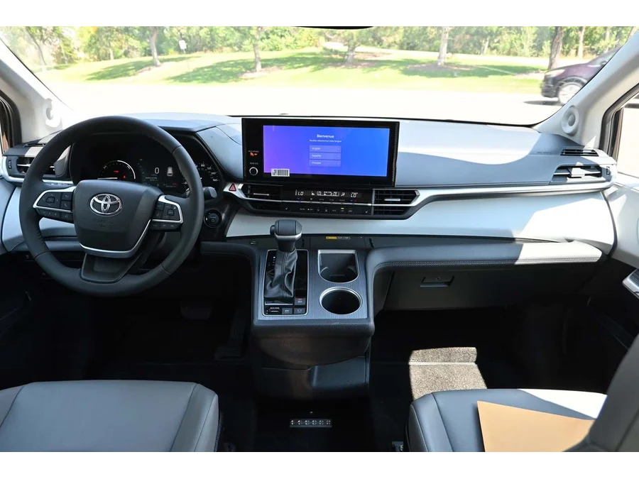 2025 Toyota Sienna XLE - Photo 22