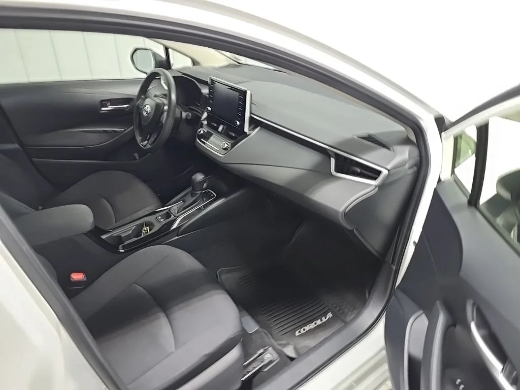 Used 2020 White Toyota LE image 15