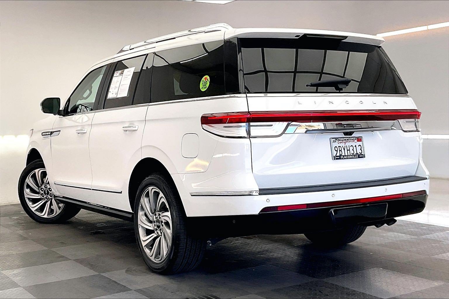 Used 2022 Pristine White Metallic Tri-Coat Lincoln Reserve image 9