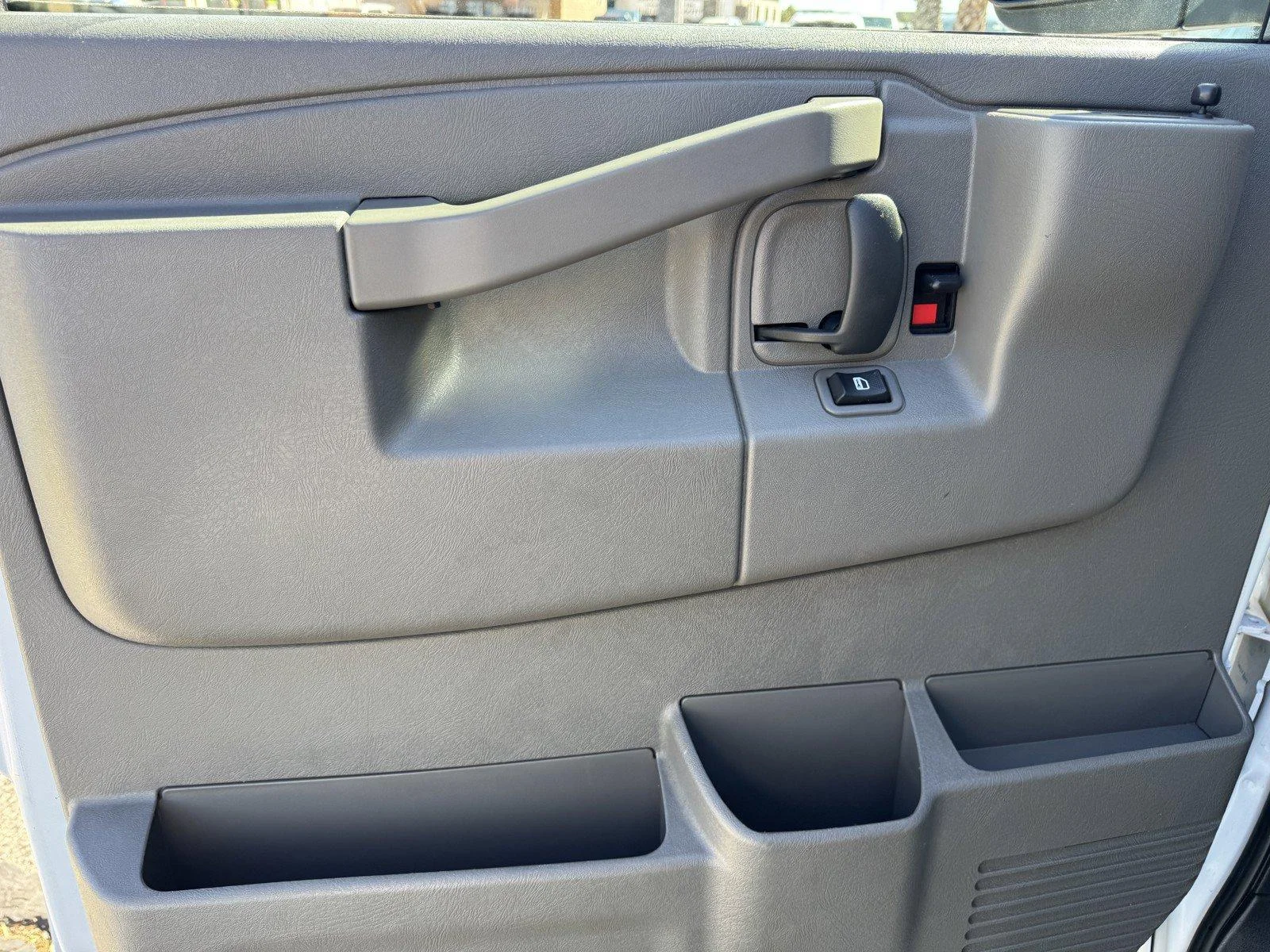 Used 2025 Summit White GMC Work Van image 18