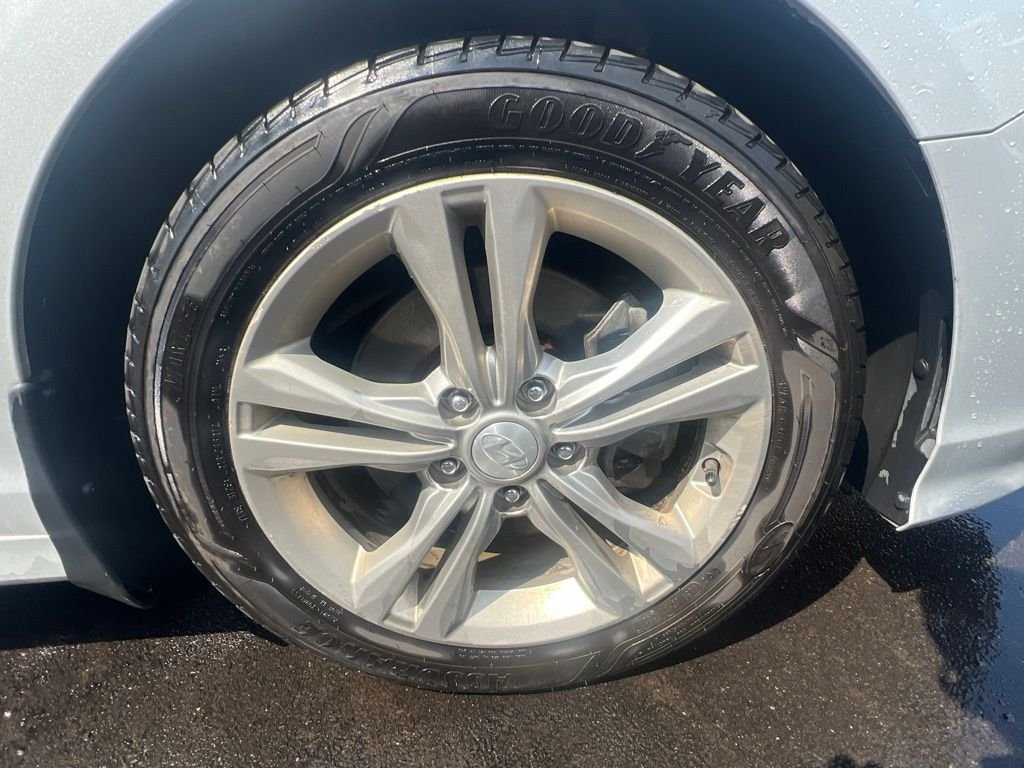 Used 2019 Silver Hyundai SEL image 9