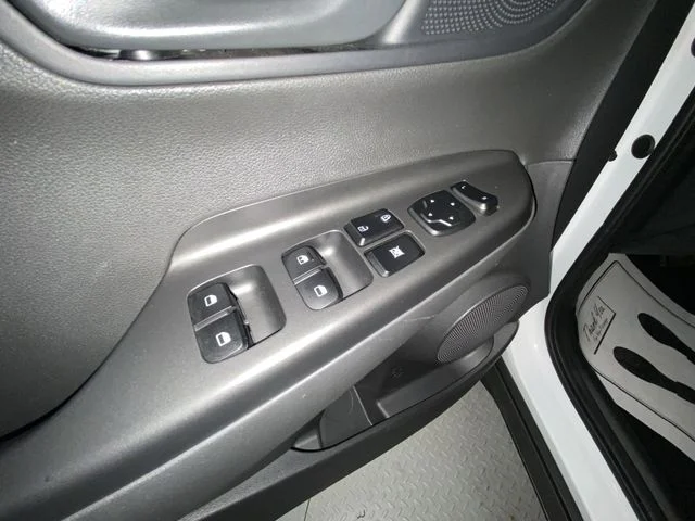 Used 2023 White Hyundai SE image 13