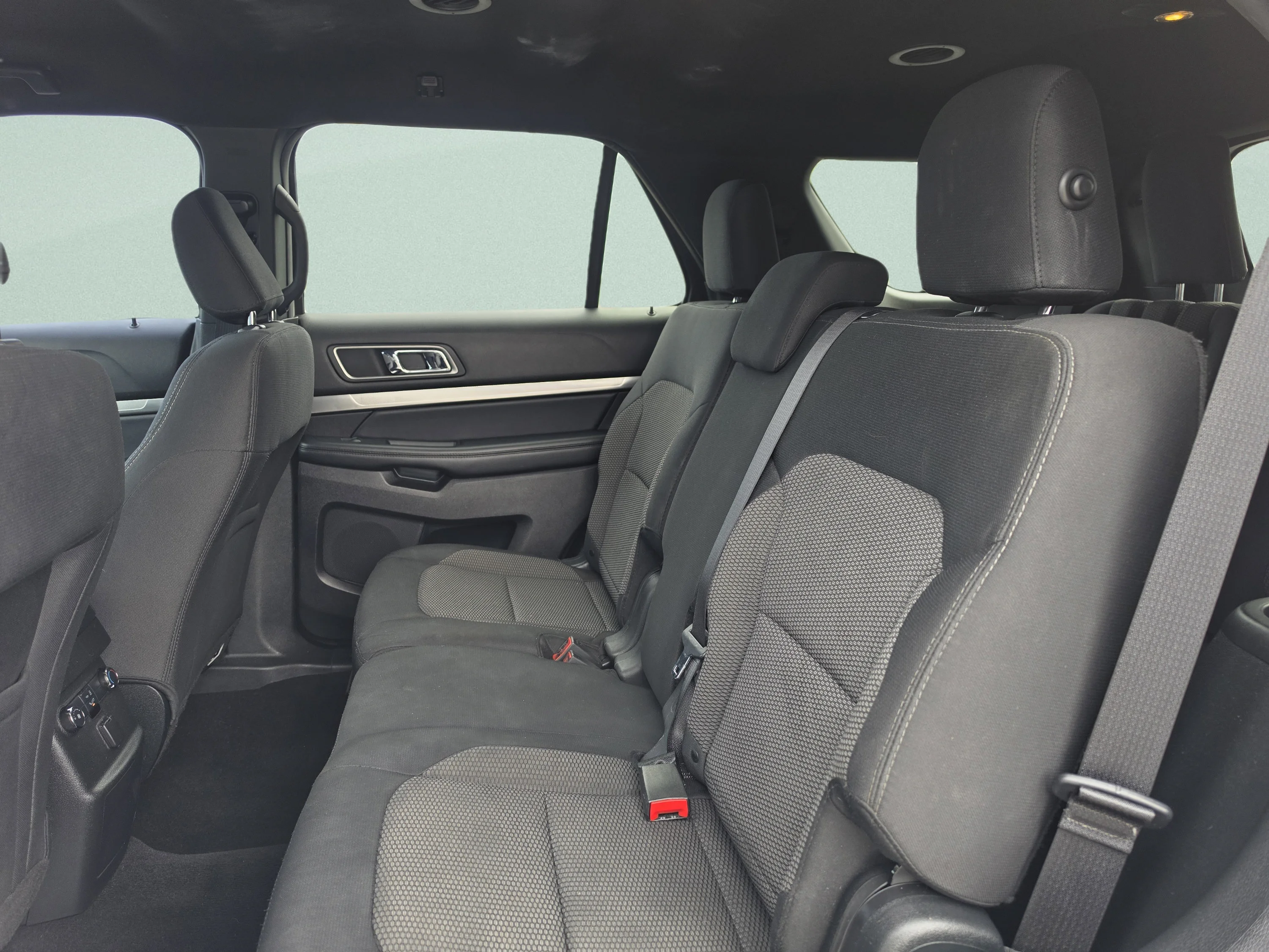 Used 2019 White Platinum Clearcoat Metallic Ford XLT image 25