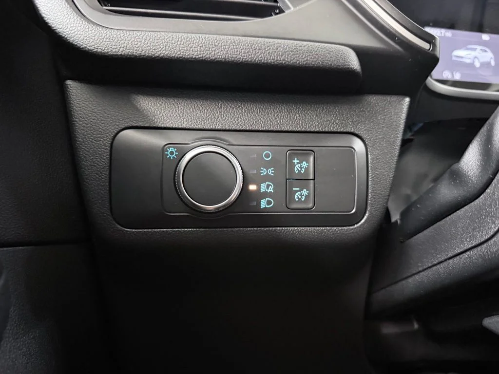 Used 2020 Red Ford SE image 27