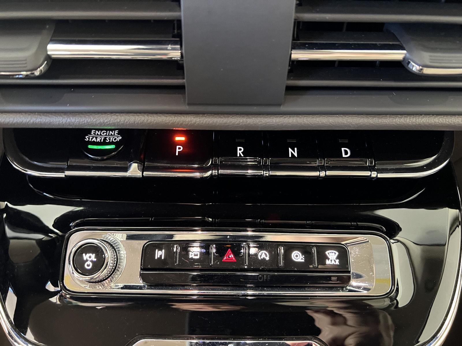 Used 2023 Ceramic Pearl Lincoln Standard image 34