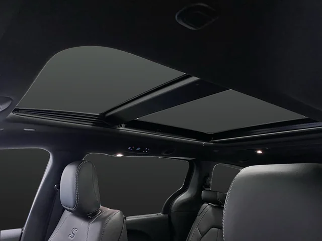 New 2026 Diamond Black Crystal Pearl-Coat Exterior Paint Chrysler Select image 7