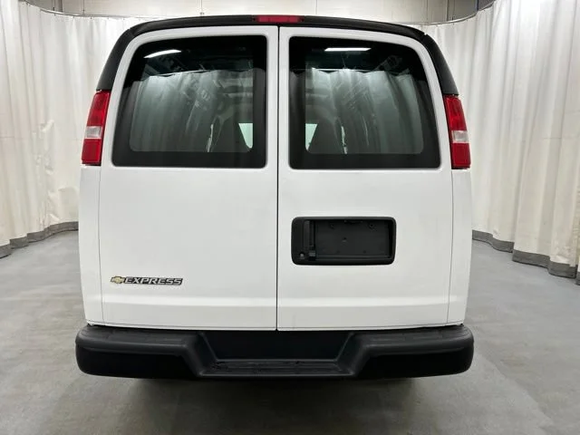 New 2026 Summit White Chevrolet WT image 15