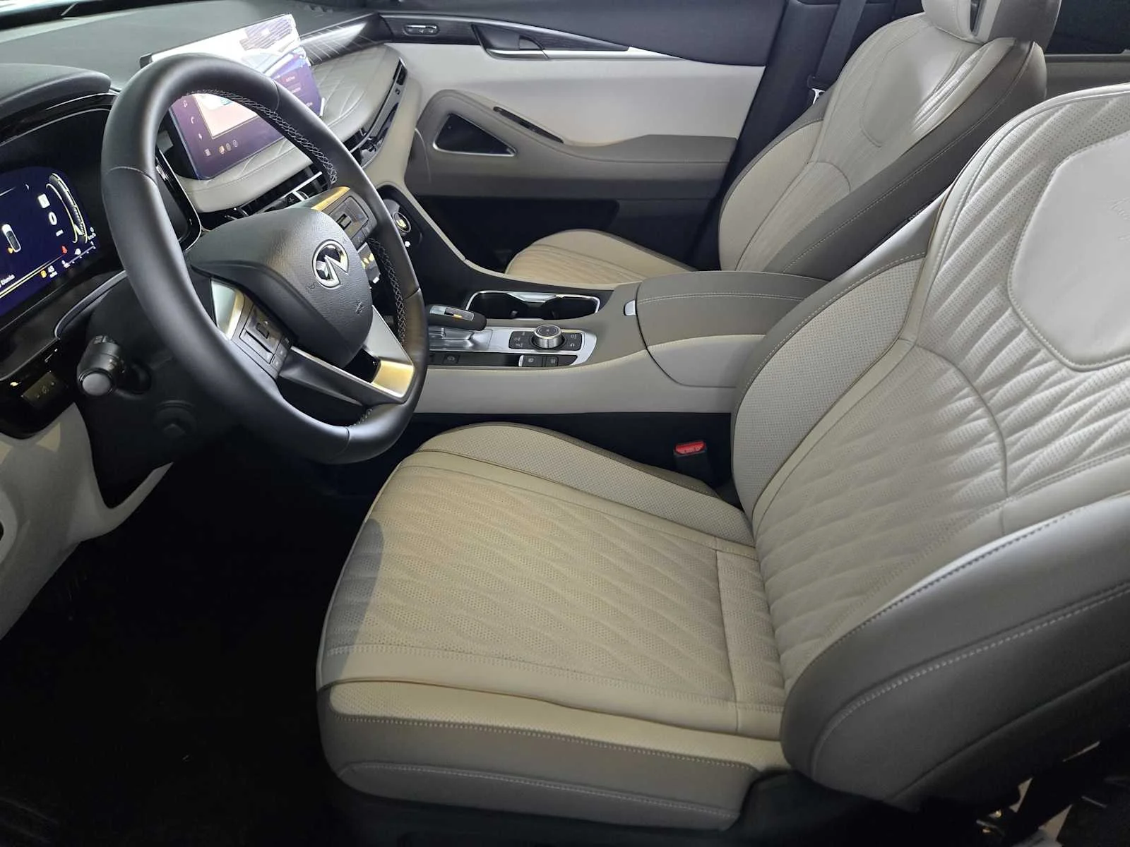 New 2027 2T RAD WHT INFINITI Autograph AWD image 16