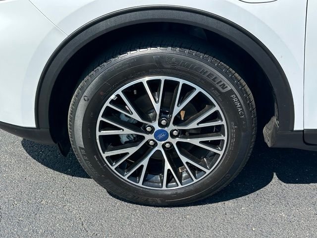 Used 2021 White Ford SE image 8