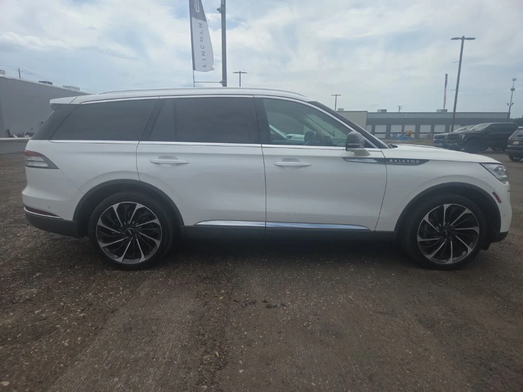 Used 2022 White Lincoln Reserve image 6