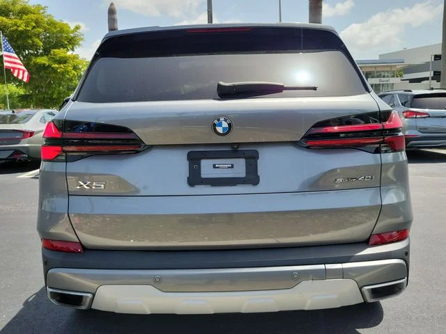 Used 2024 Gray BMW sDrive40i image 5