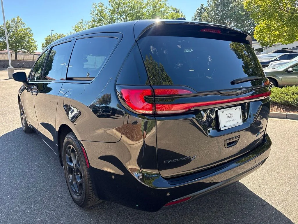 Used 2023 Black Chrysler Touring L image 3